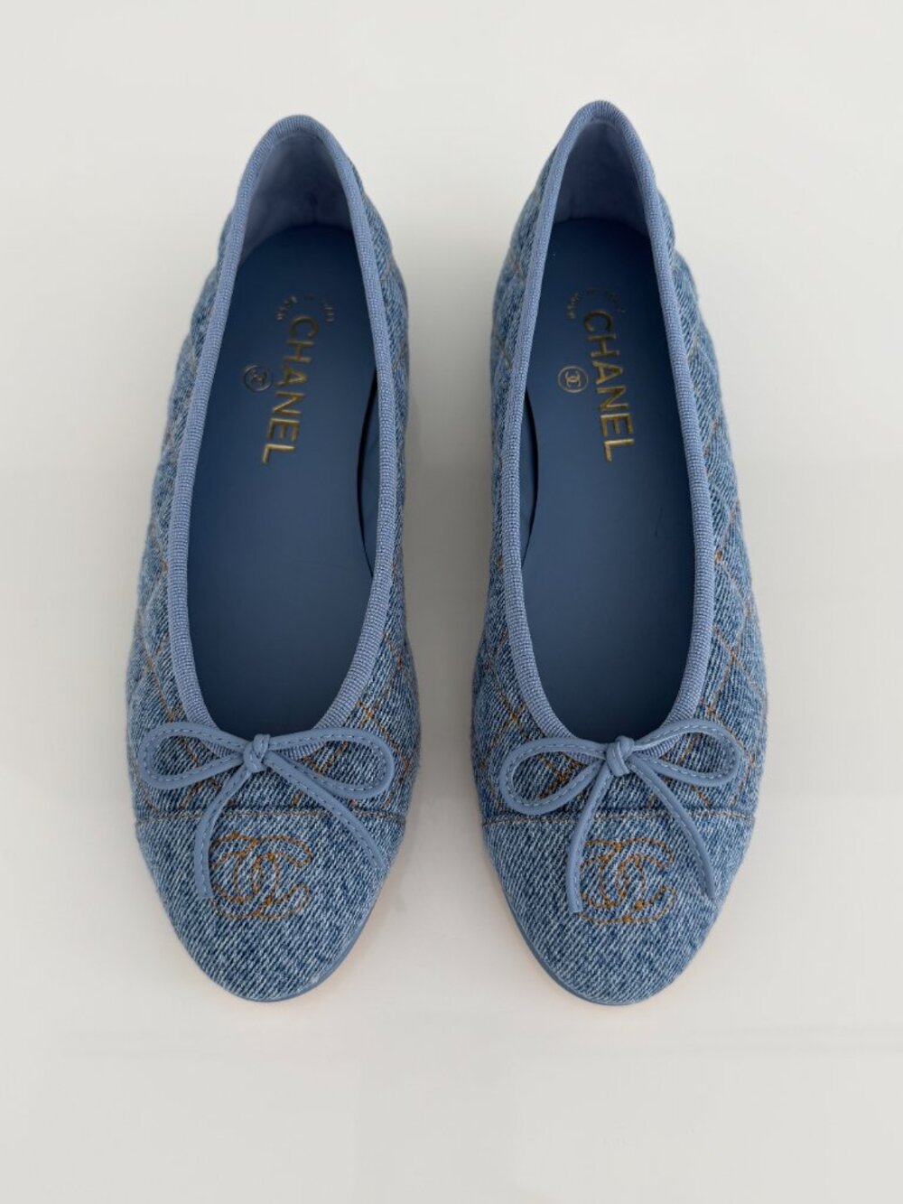 CHANEL 26B DENIM LIGHT BLUE BALLET FLAT SIZE IT 38 / US 8 NEW IN BOX!